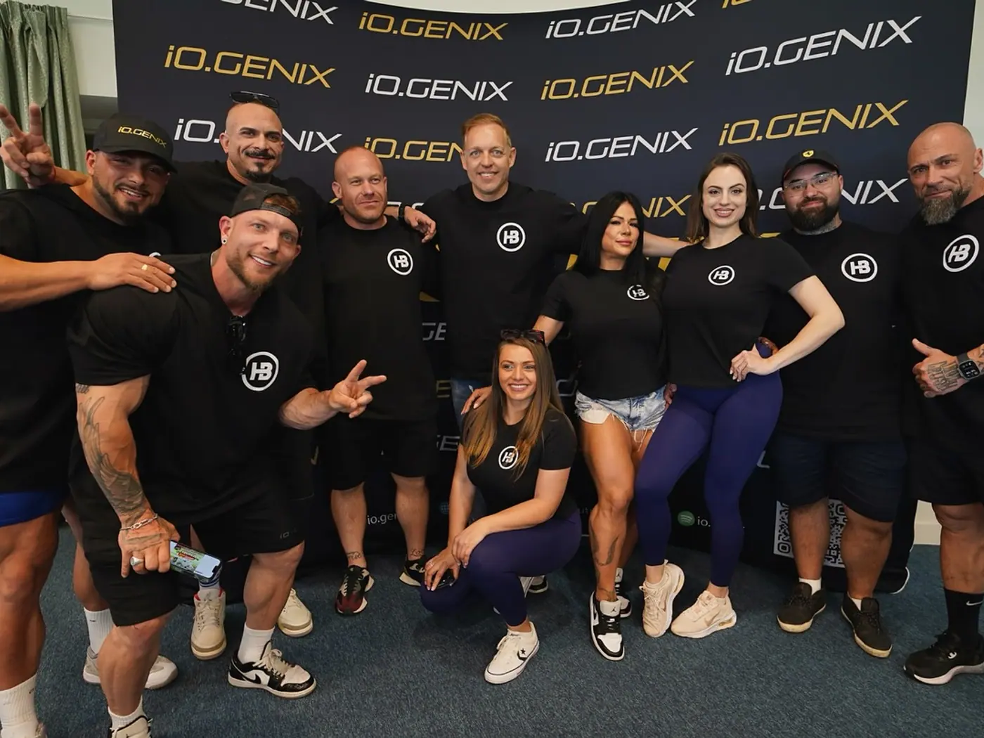 Equipo de Healthy Body Nutrition con atletas en un evento de la marca iO.GENIX