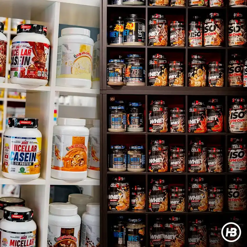 Estanterías con proteínas y suplementos en una tienda Healthy Body Nutrition