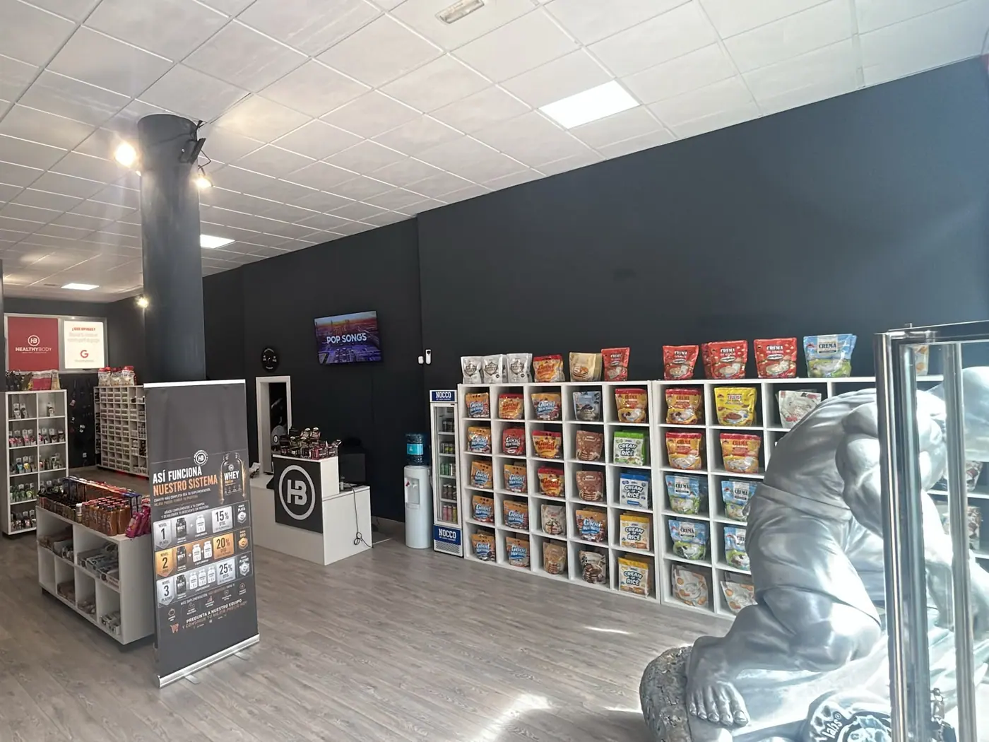 Interior de la tienda Healthy Body Nutrition en Inca con el mostrador