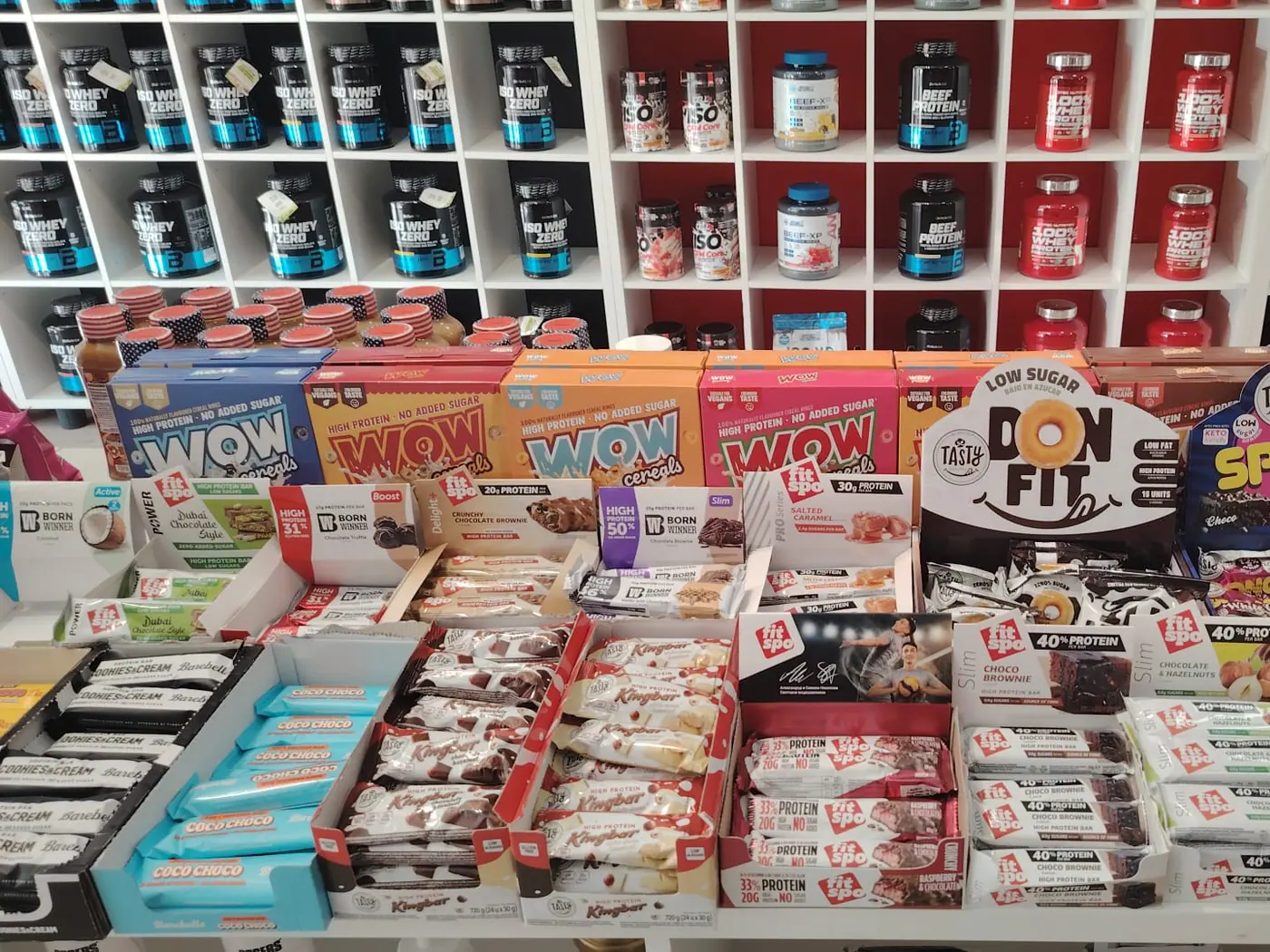 Expositor de barritas y cereales de proteína en la tienda de Inca