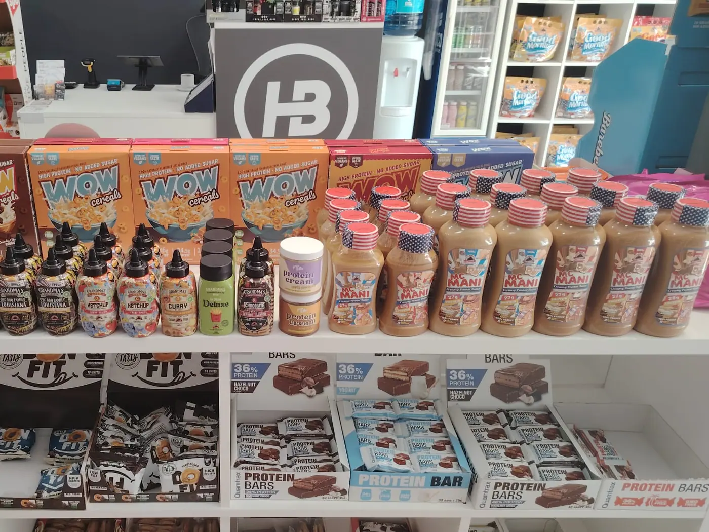 Mostrador con cremas y salsas proteicas en la tienda de Inca