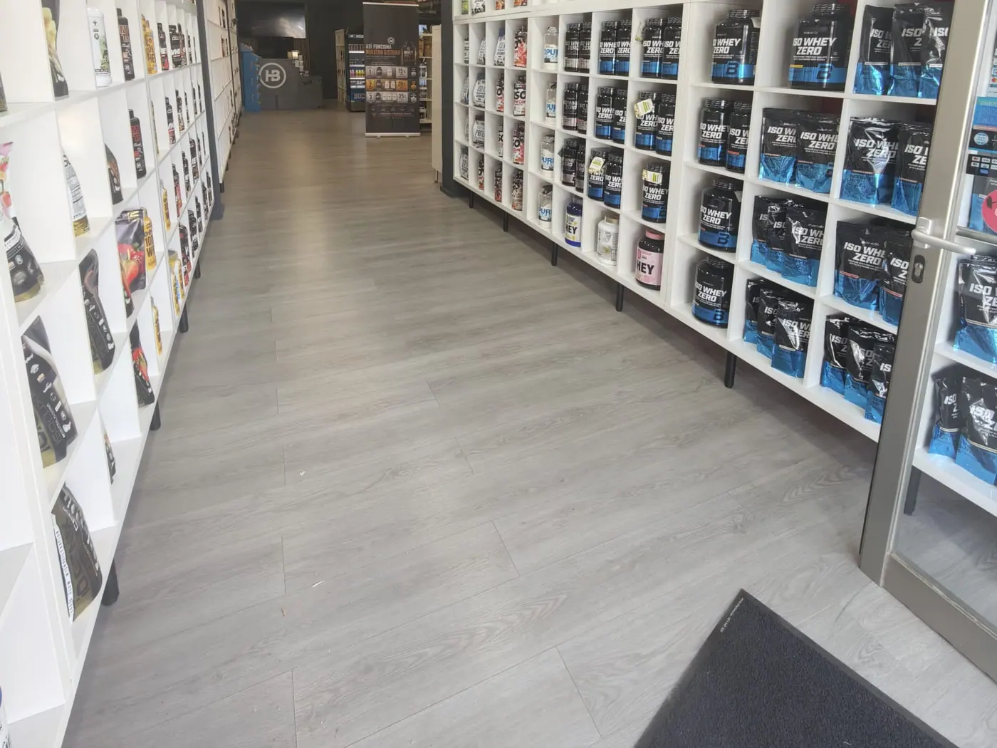 Pasillo de entrada de la tienda de Manacor