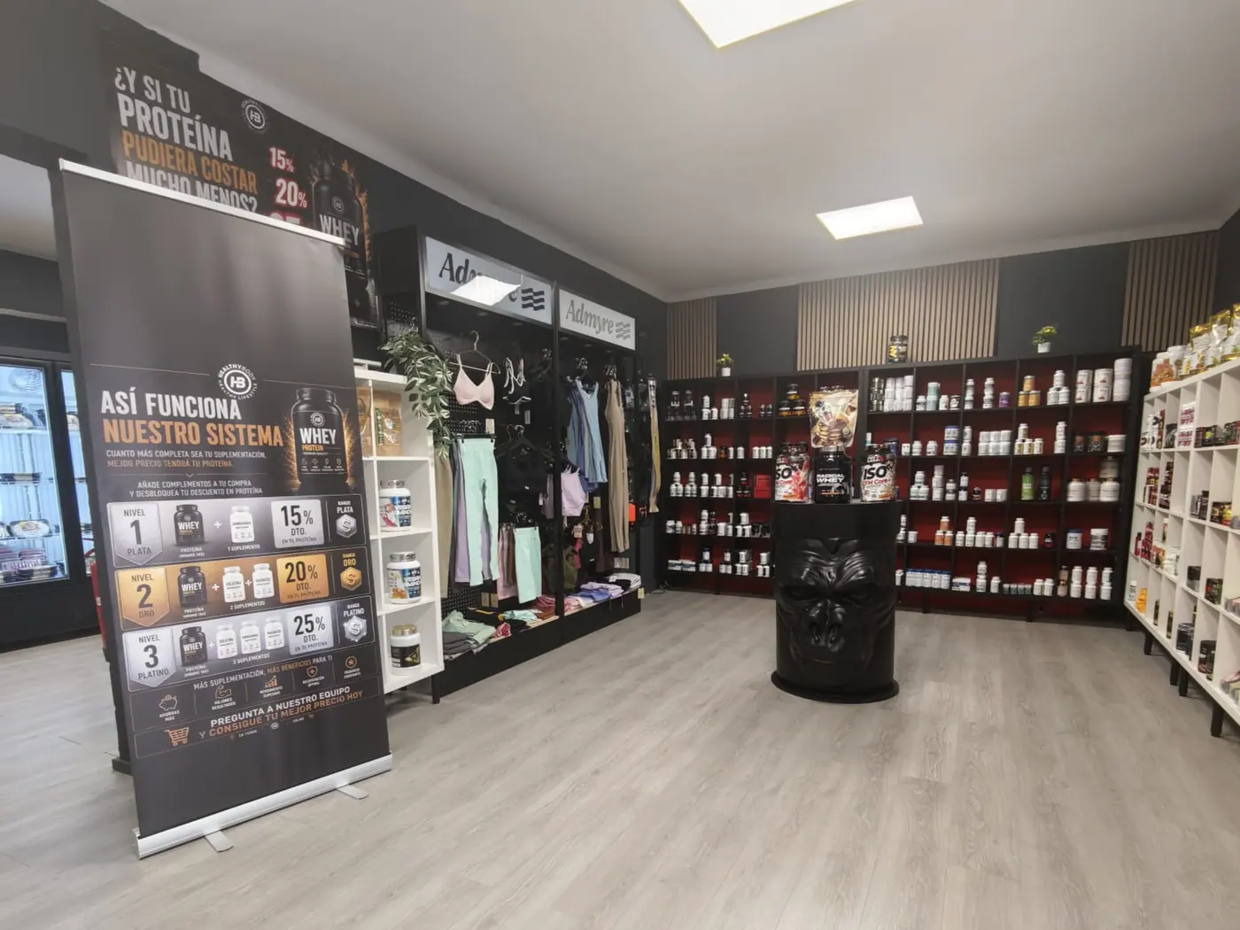 Sala principal de la tienda de Manacor con la zona de ropa