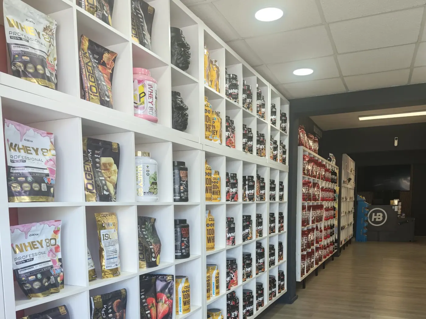 Estantería de proteínas iO.GENIX en la tienda de Manacor