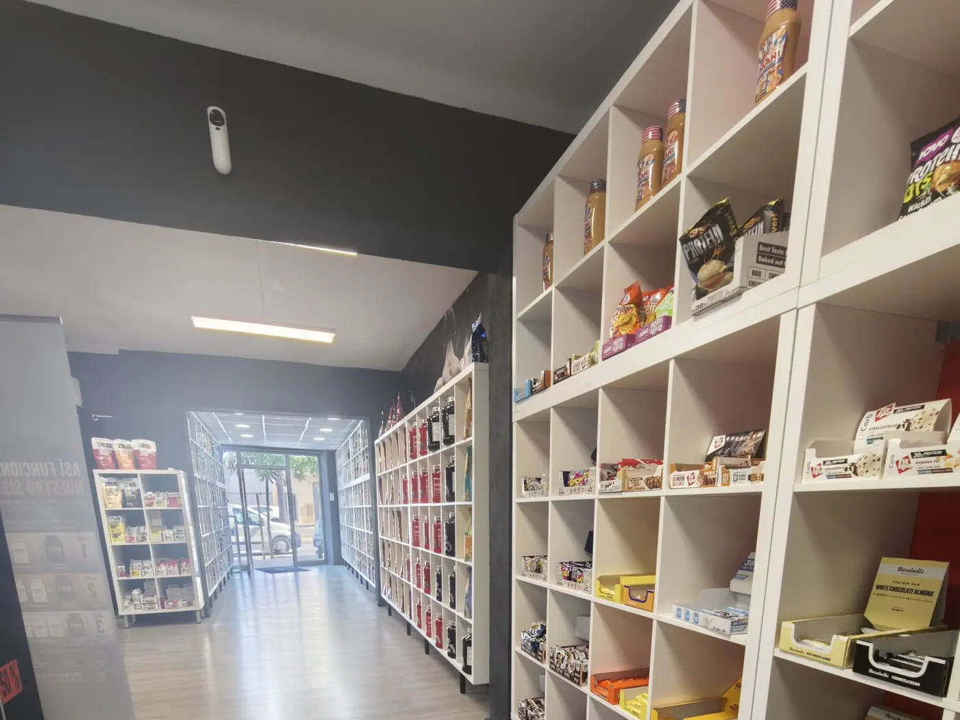 Expositor de barritas de proteína en la tienda de Manacor