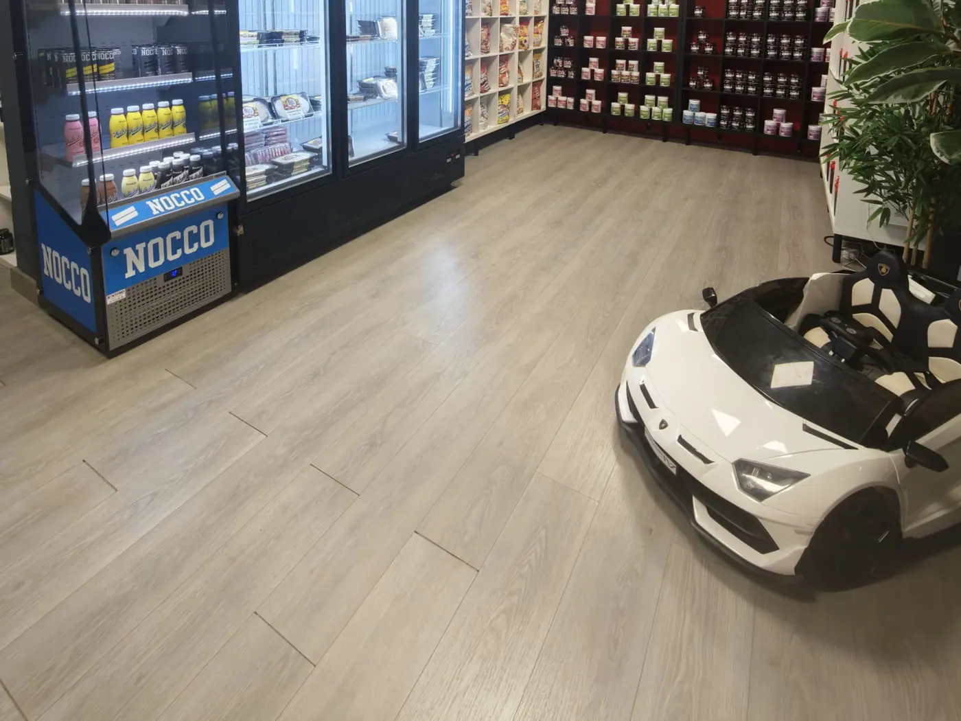 Zona de neveras y bebidas en la tienda de Manacor