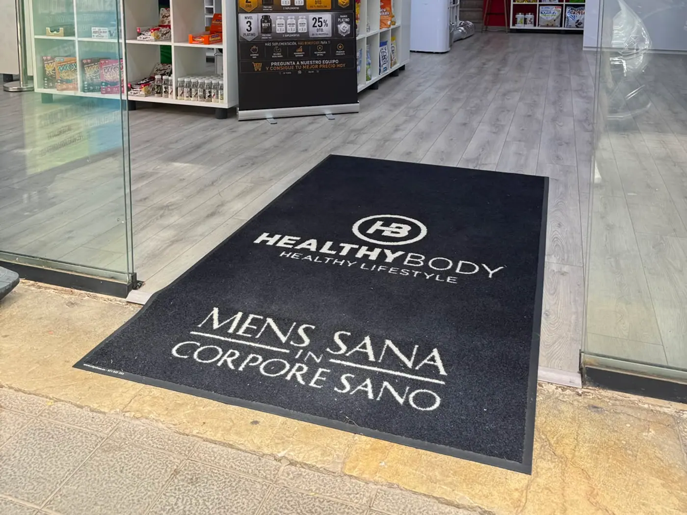 Entrada de la tienda de Palma con el felpudo de Healthy Body Nutrition