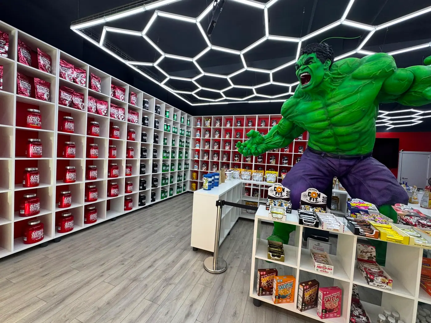 Interior de la tienda de Palma con la pared de proteínas