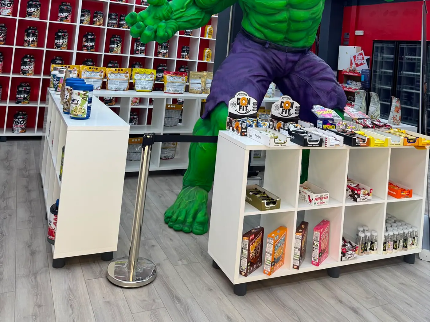 Figura de Hulk y estanterías de proteína en la tienda de Palma