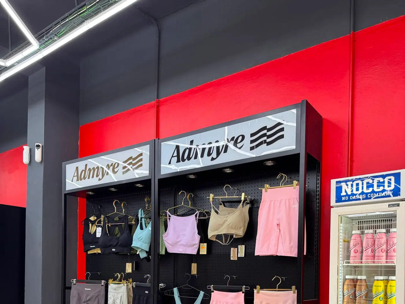 Zona de ropa deportiva Admyre en la tienda de Palma